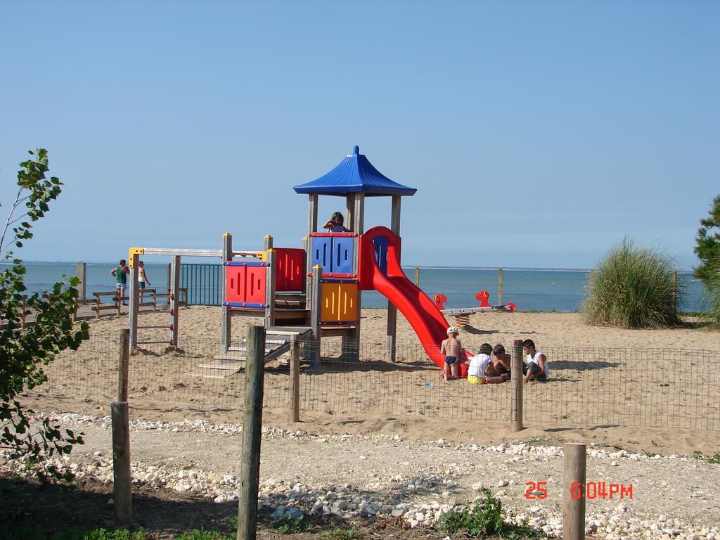 Camping Phare Ouest แซงต์-เดอนีส์-โดเลรง ภายนอก รูปภาพ